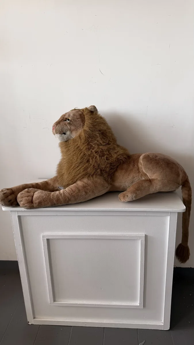 Leão de pelúcia deitado