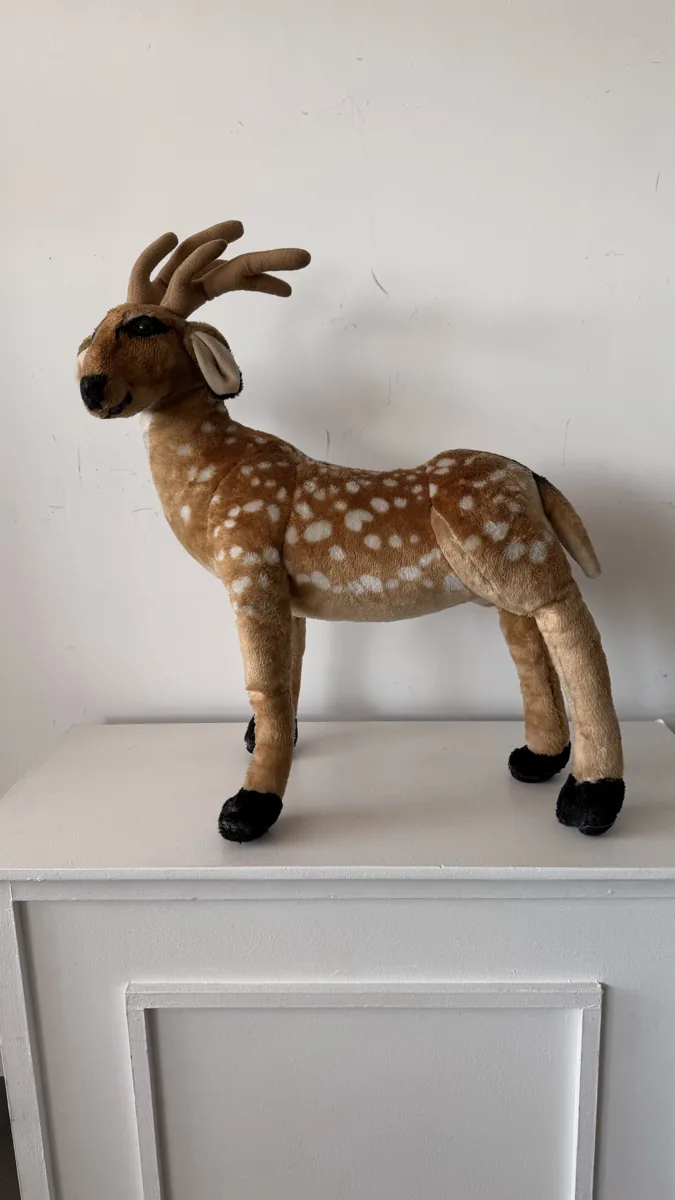 Cervo de pelúcia em pé