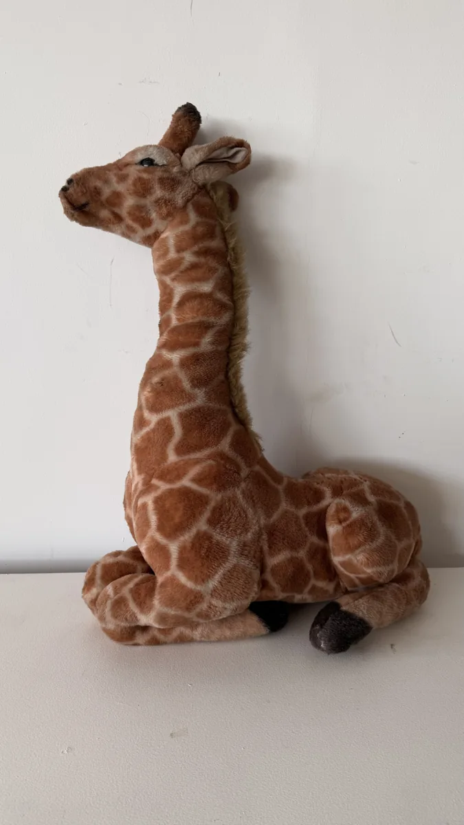 Girafa de pelúcia sentada