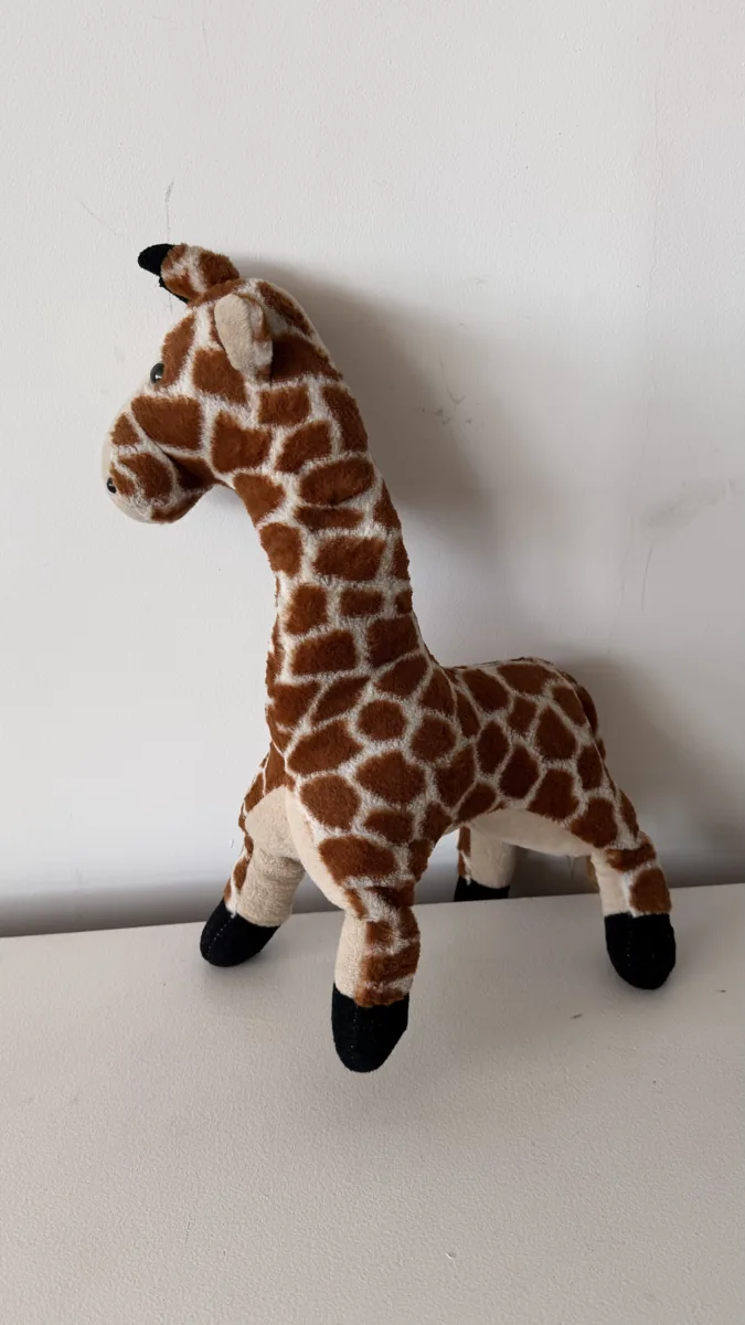 Girafa de pelúcia em pé