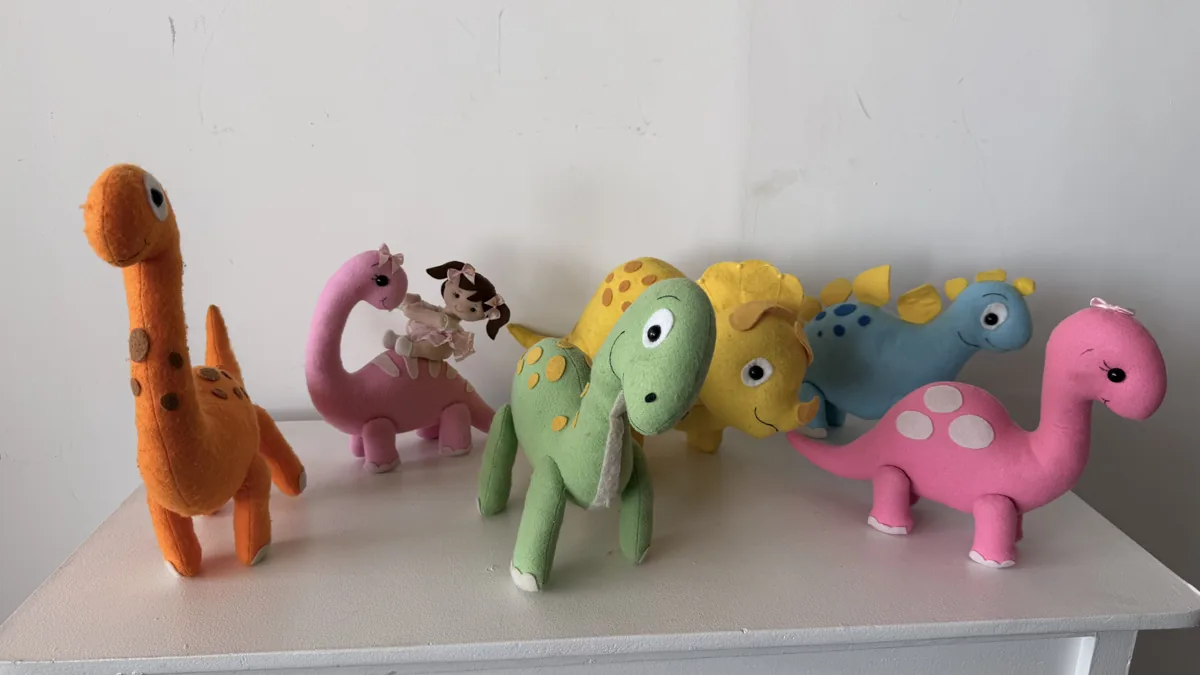 Dinossauros coloridos de pelúcia