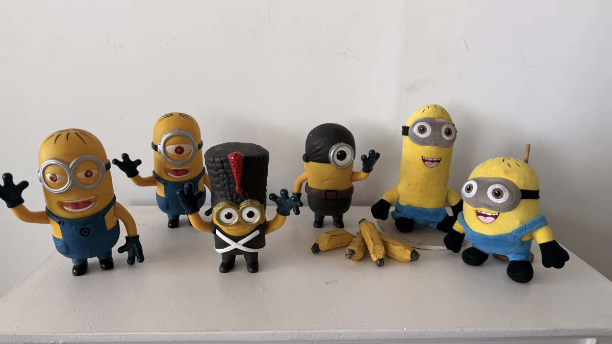 Personagens amarelos de pelúcia
