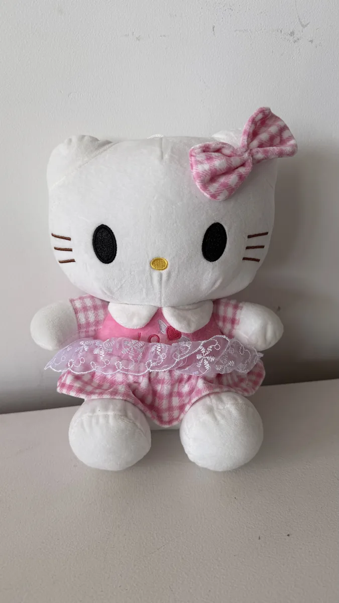 Gatinha branca de pelúcia