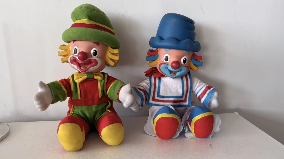 Dupla de palhaços de pelúcia