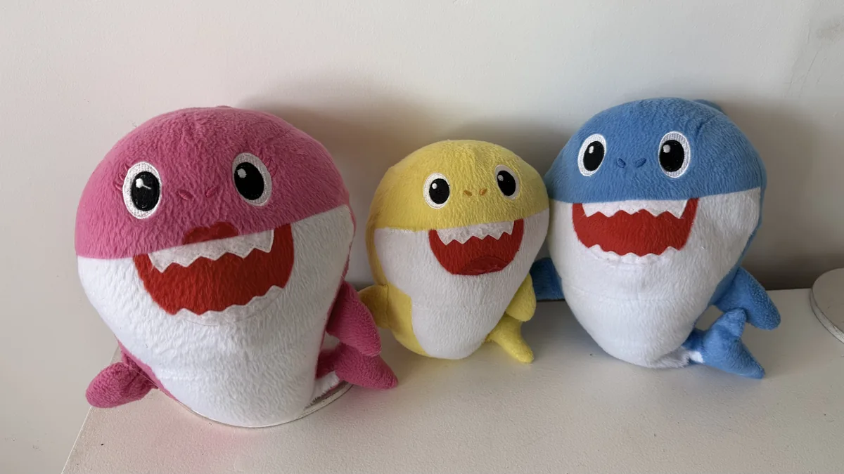Trio de tubarões de pelúcia