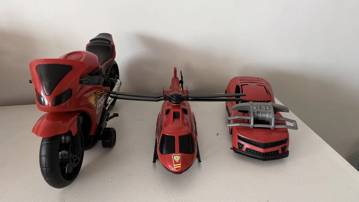 Motocicletas e carros de brinquedo