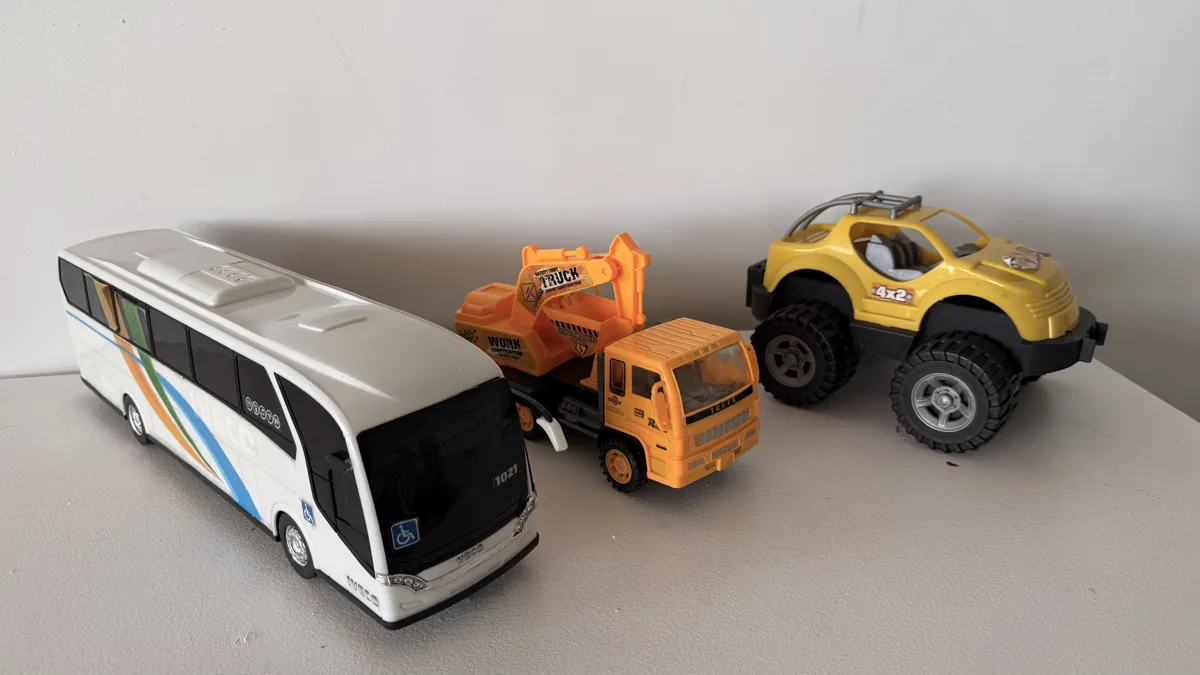 Ônibus e veículos de brinquedo