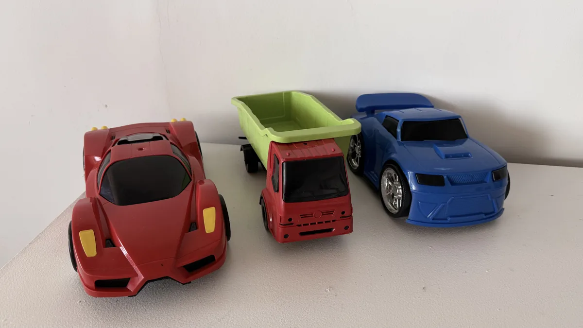Trio de carrinhos de brinquedo