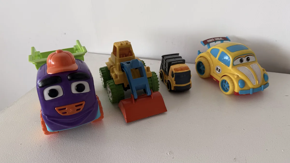 Veículos de brinquedo coloridos