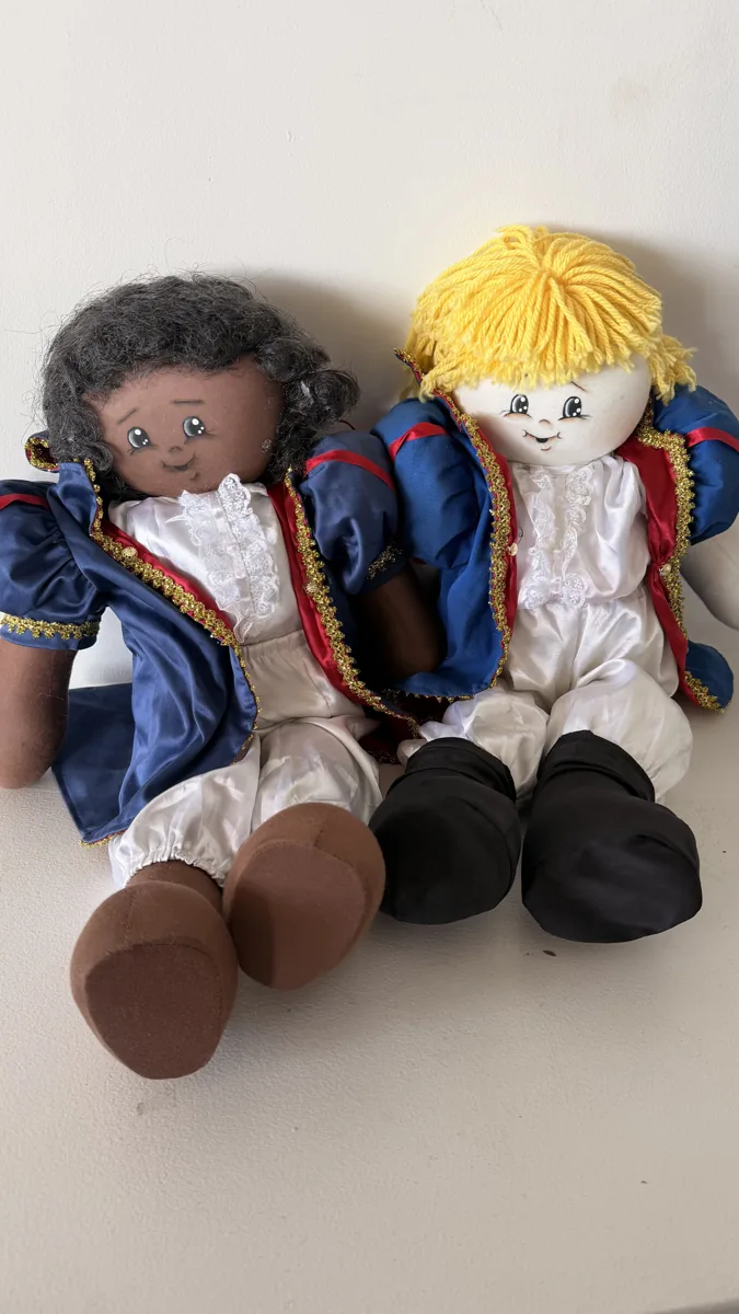 Dupla de bonecos de tecido