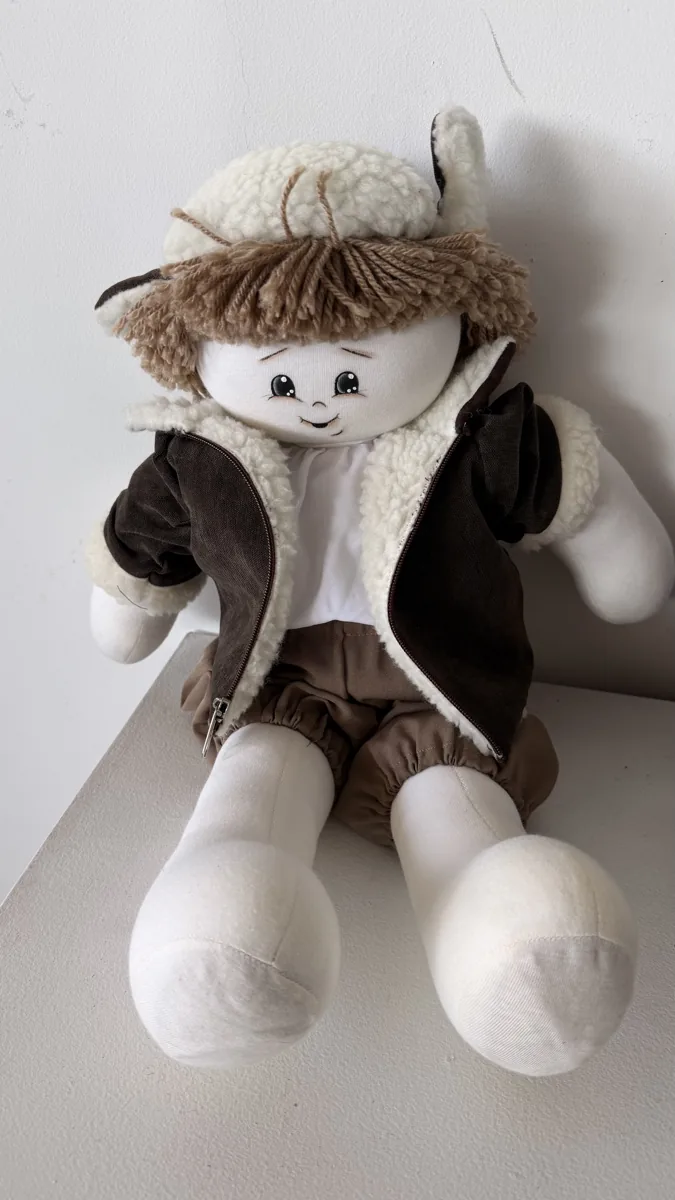 Boneco de tecido com chapéu