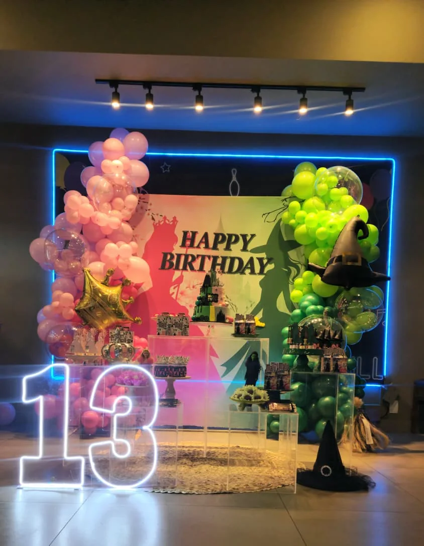 Decoração de aniversário com balões e luzes