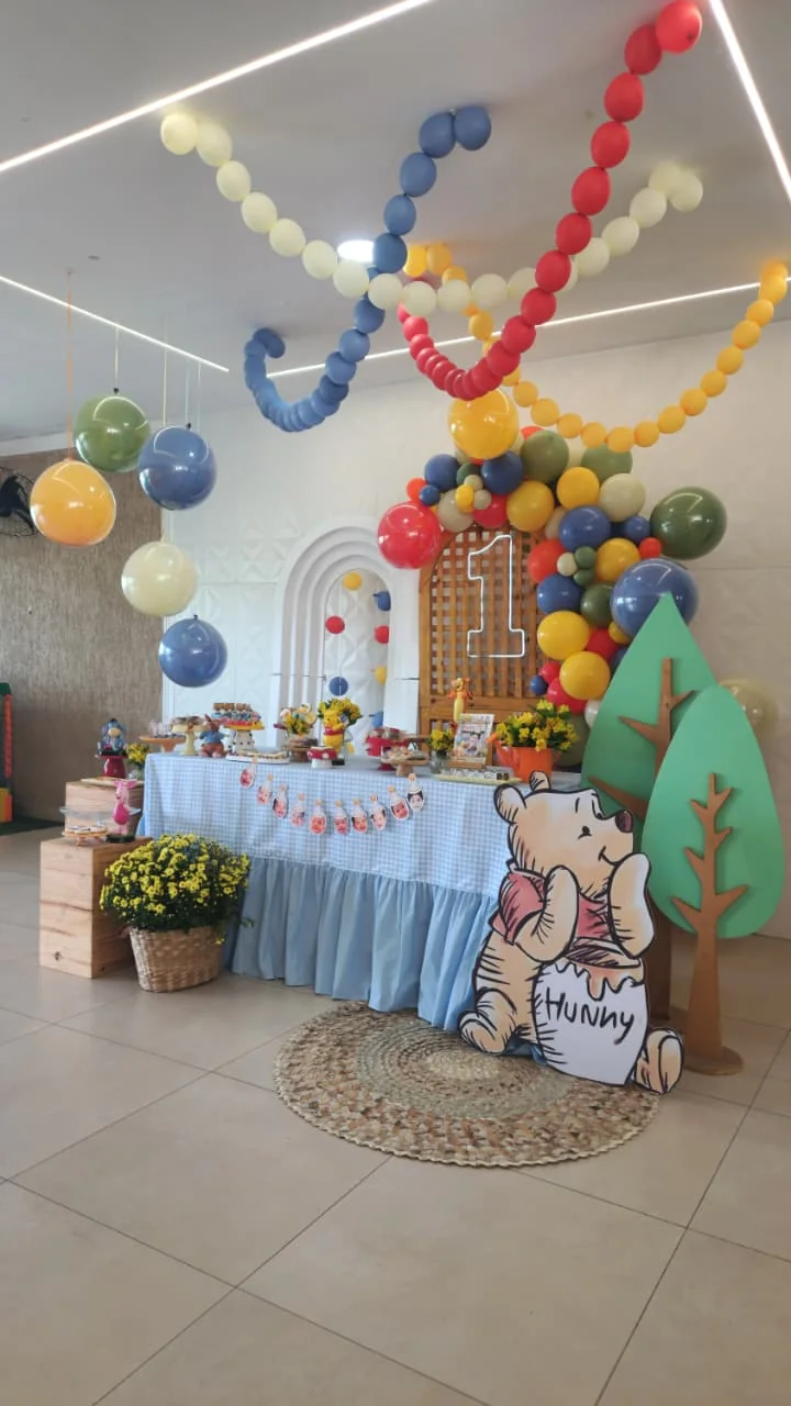 Decoração infantil com balões coloridos