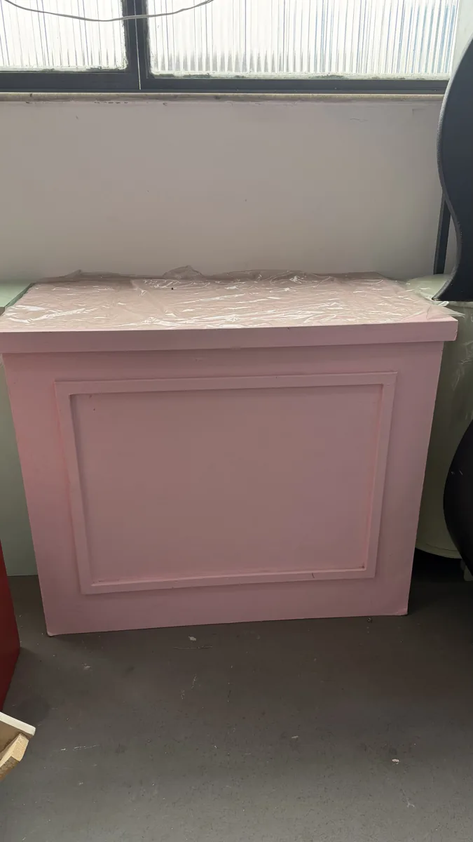 Cômoda decorativa cor-de-rosa