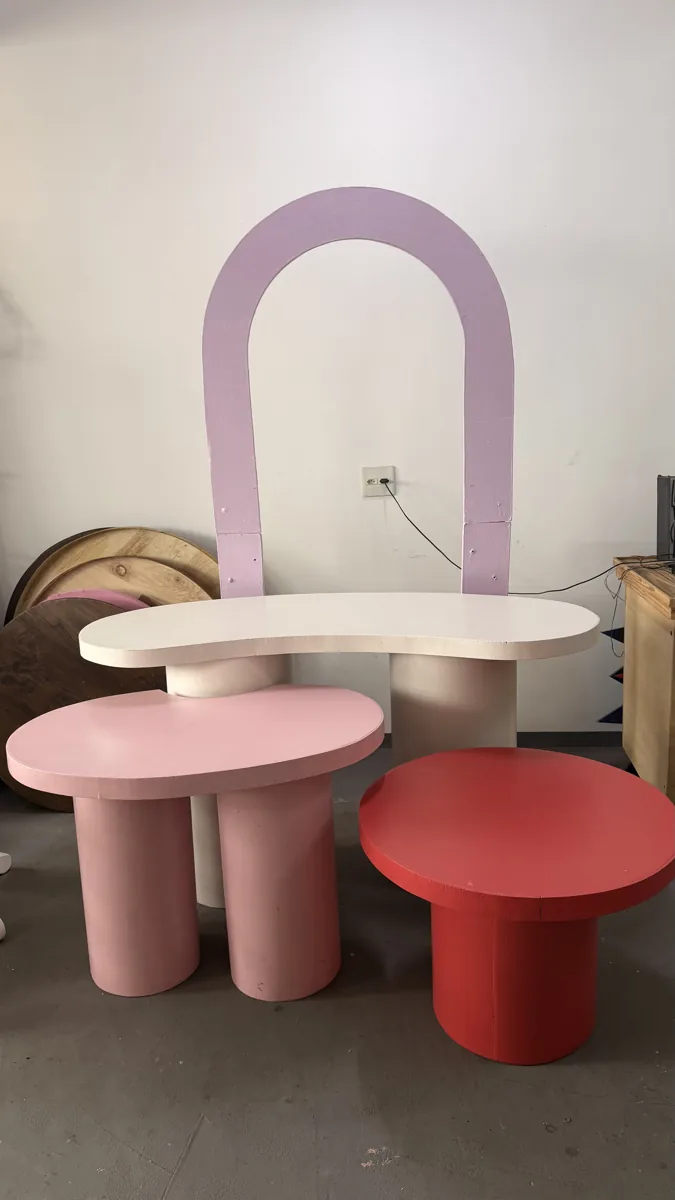 Composição de mesas orgânicas e arco