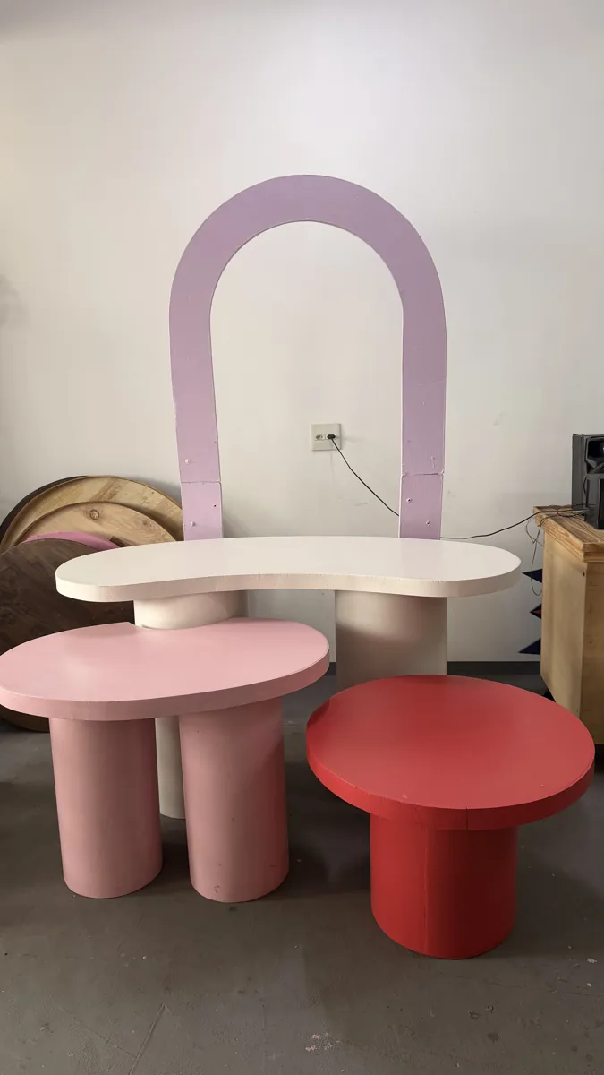 Mesas orgânicas em tons pastel