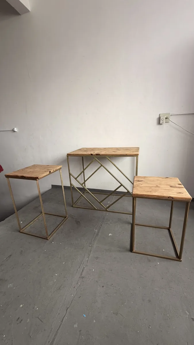 Conjunto de mesas metálicas douradas