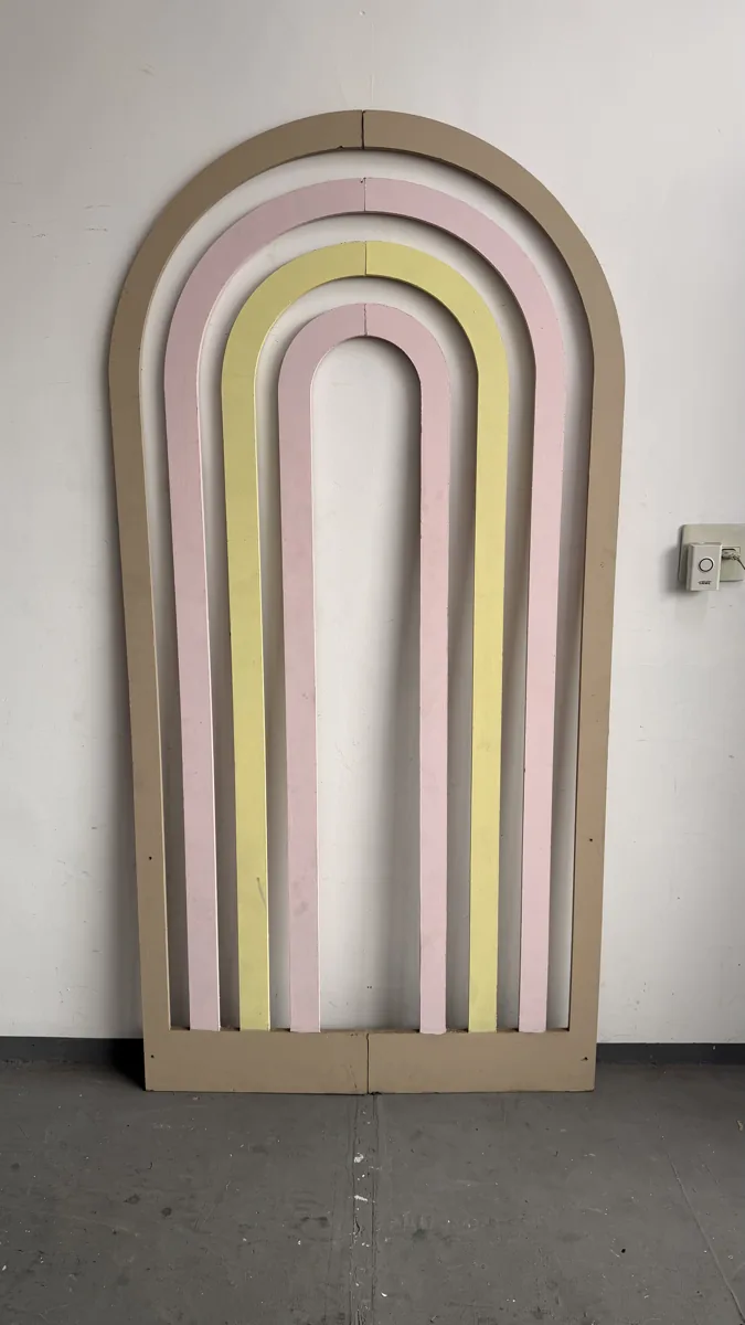 Painel decorativo em arcos coloridos