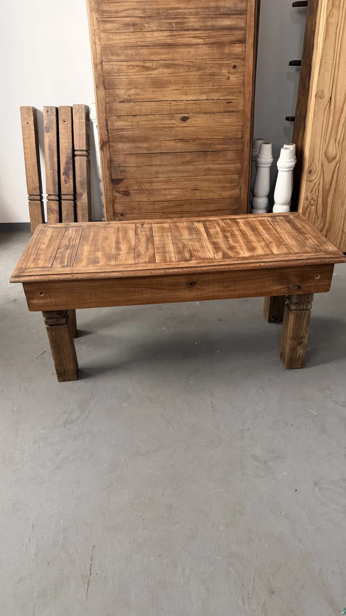 Mesa baixa de madeira rústica