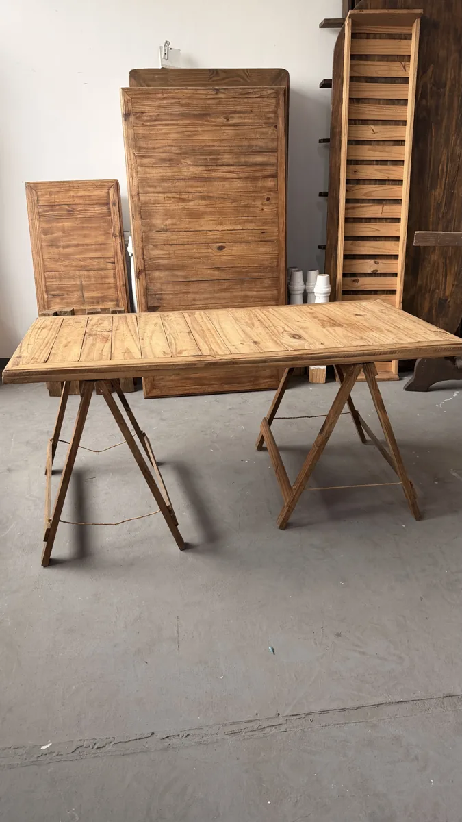 Mesa retangular de madeira rústica