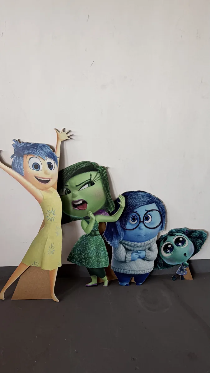 Personagens das emoções em painel