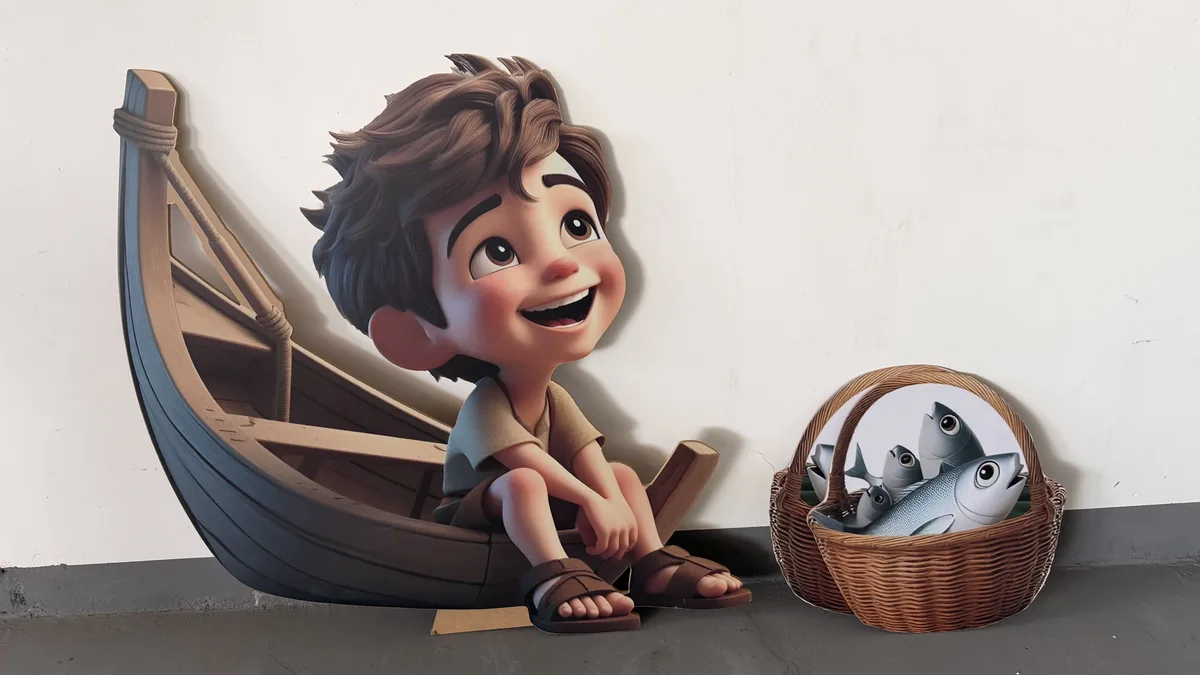 Menino em barco cenográfico