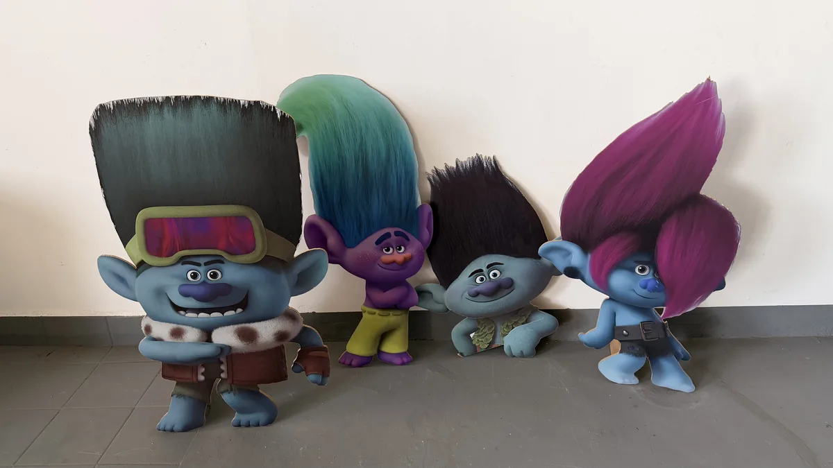 Personagens coloridos em painel
