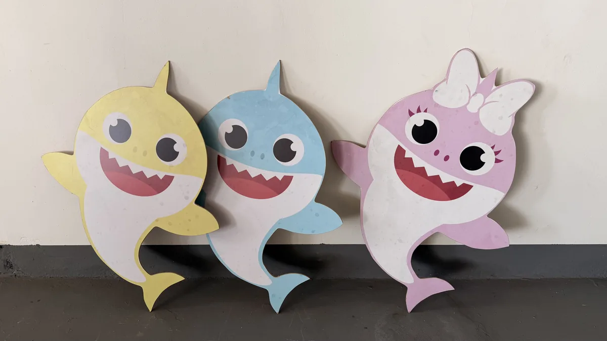Trio de tubarões em painel