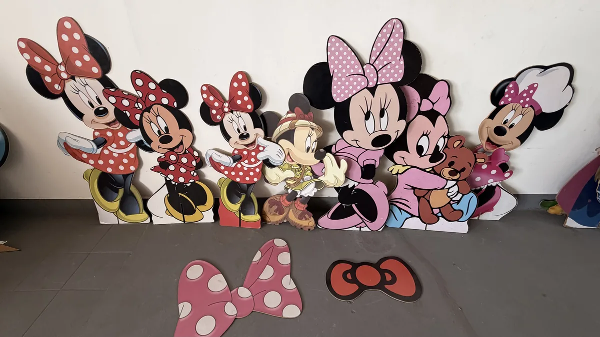 Personagens e laços de festa em painel