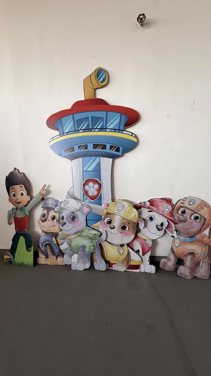 Torre e equipe de cachorrinhos em painel