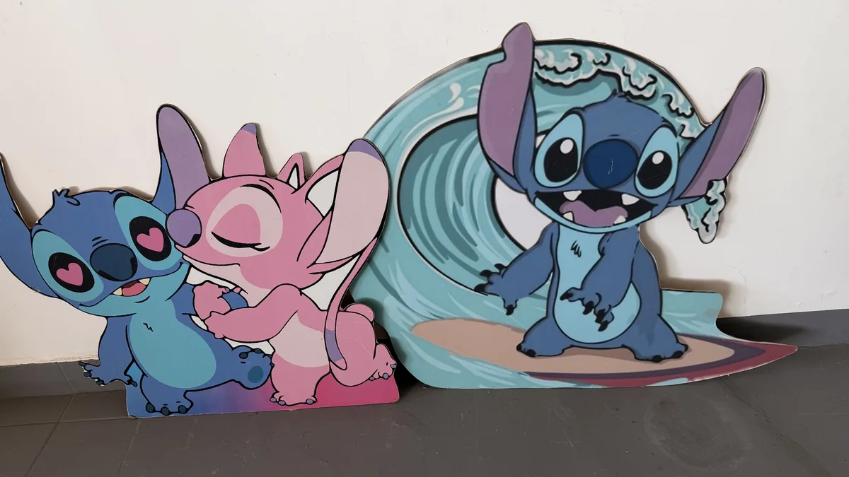 Personagens espaciais com prancha em painel