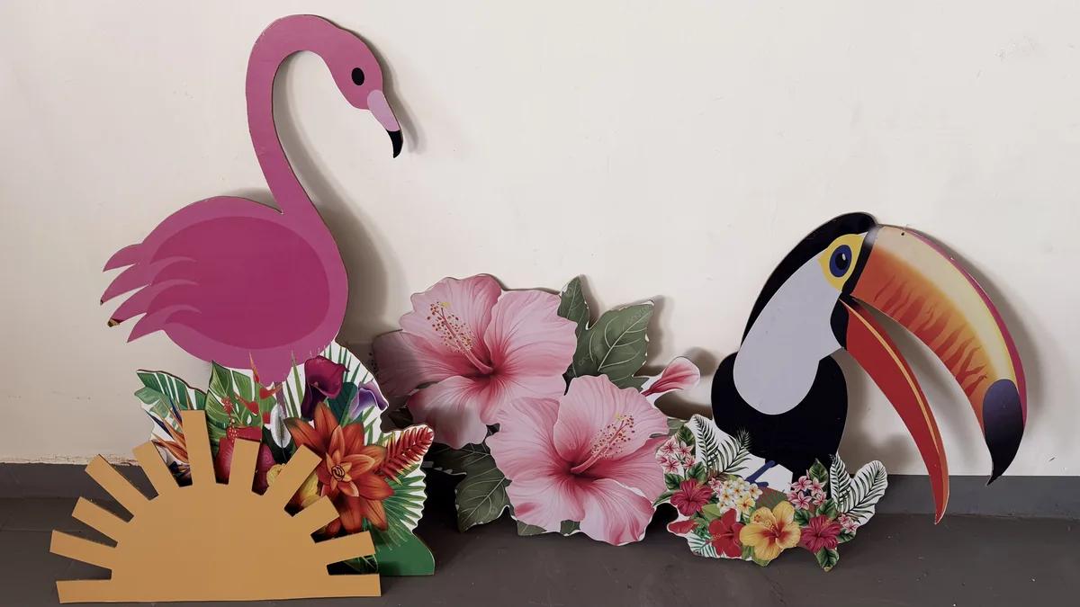 Flamingo, tucano e flores cenográficas