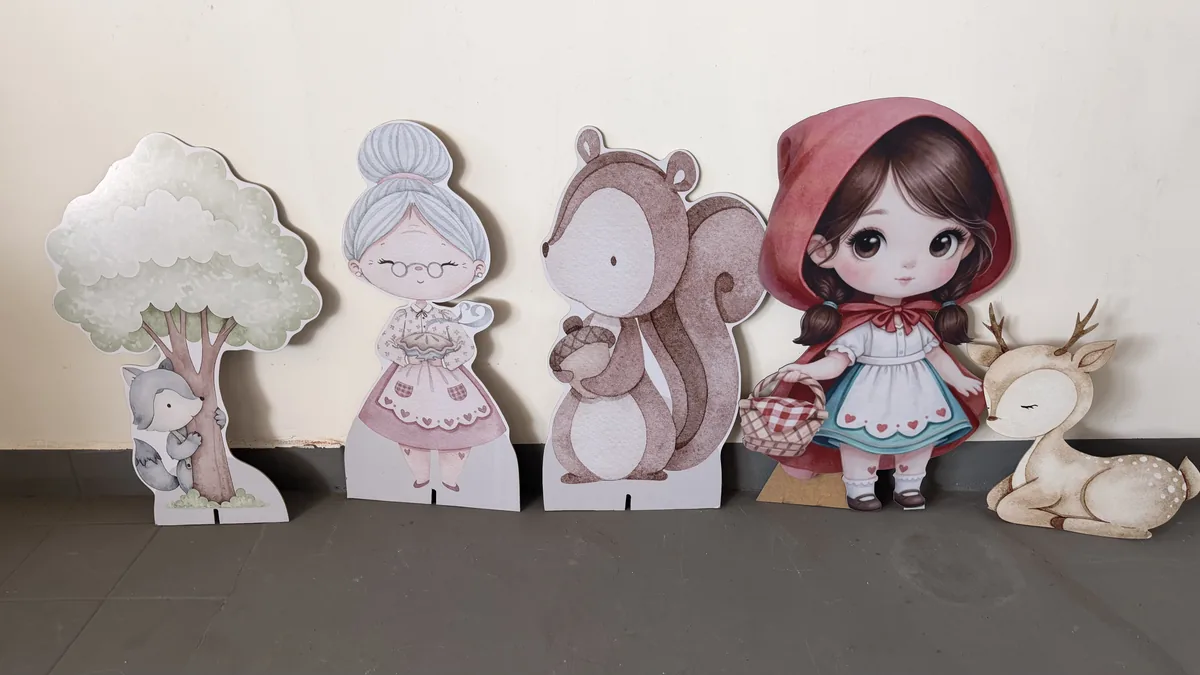 Personagens de conto de fadas em painel