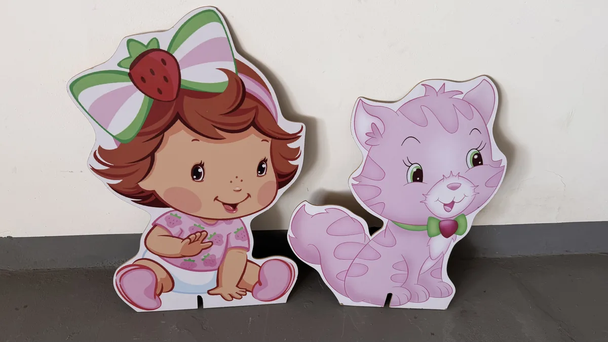 Menina e gatinha em painel