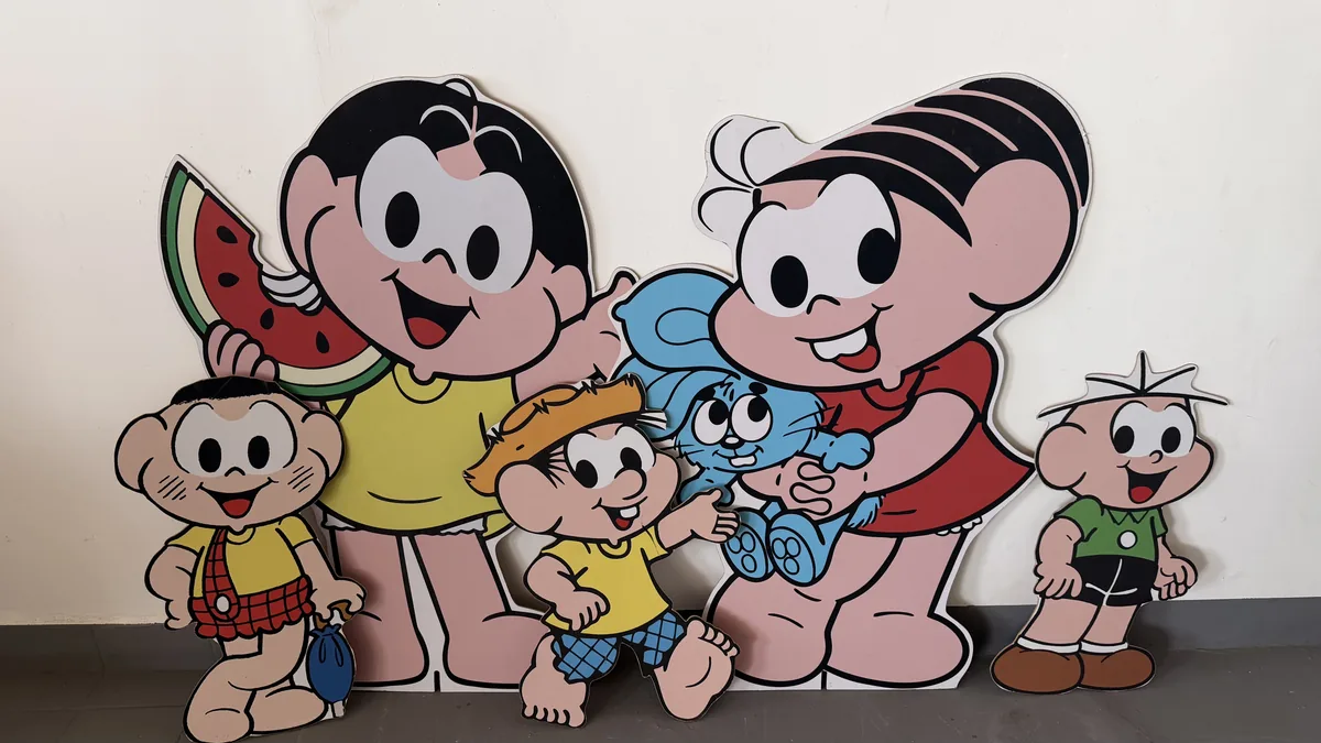 Turma de personagens infantis em painel