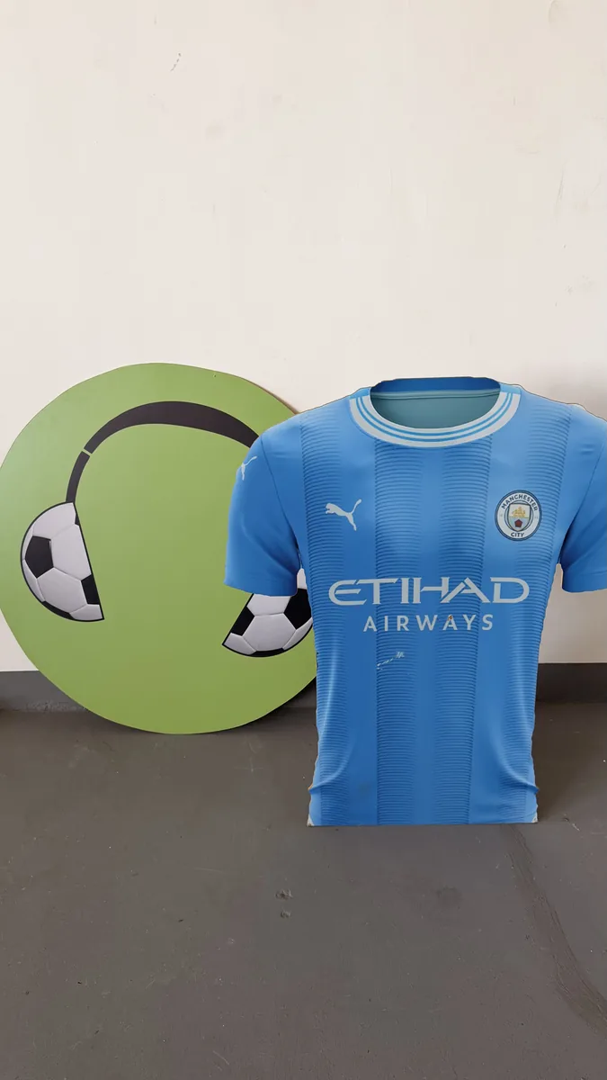Camisa e bola de futebol em painel