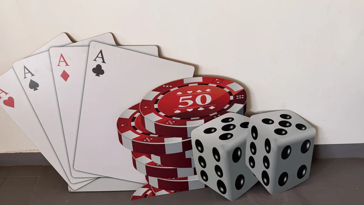 Cartas, fichas e dados cenográficos