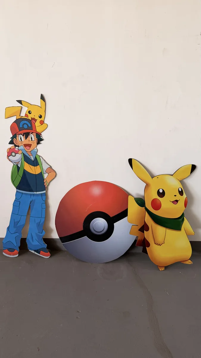 Treinador e personagem amarelo em painel