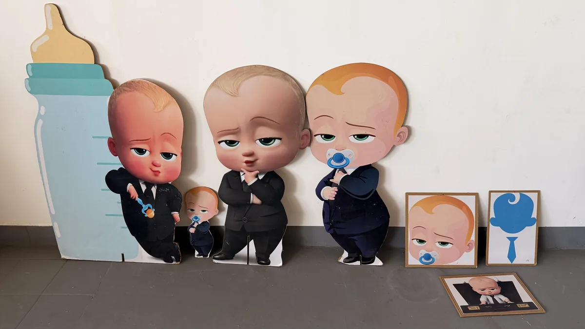 Bebês e mamadeira em painel