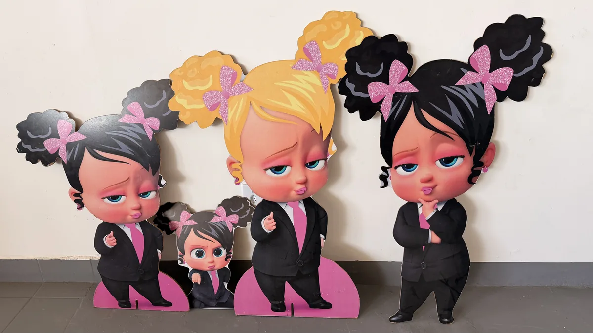 Trio de meninas em painel