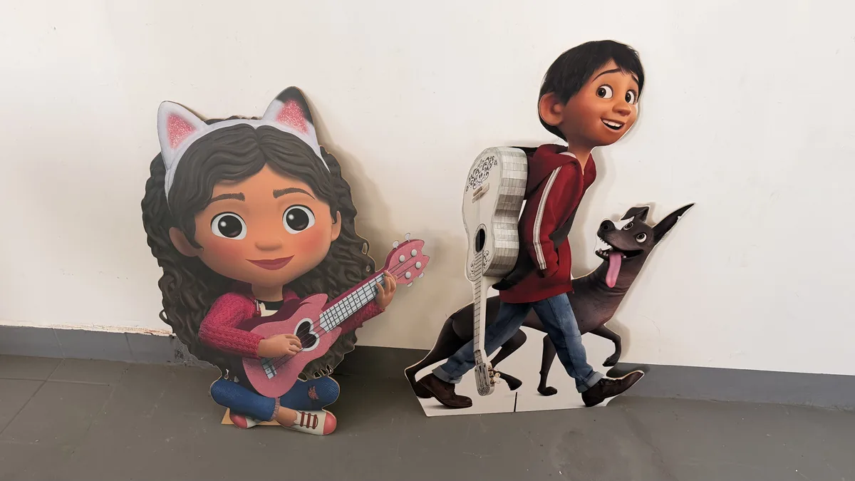 Personagens com violão e cavalo em painel