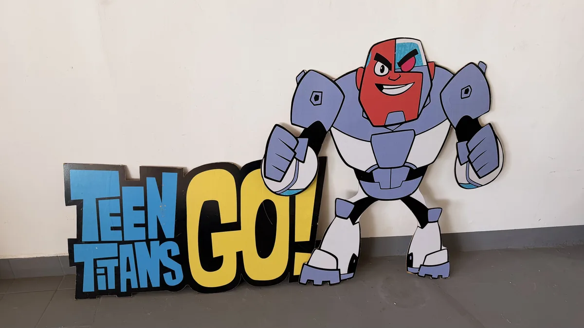 Super-herói com letreiro em painel