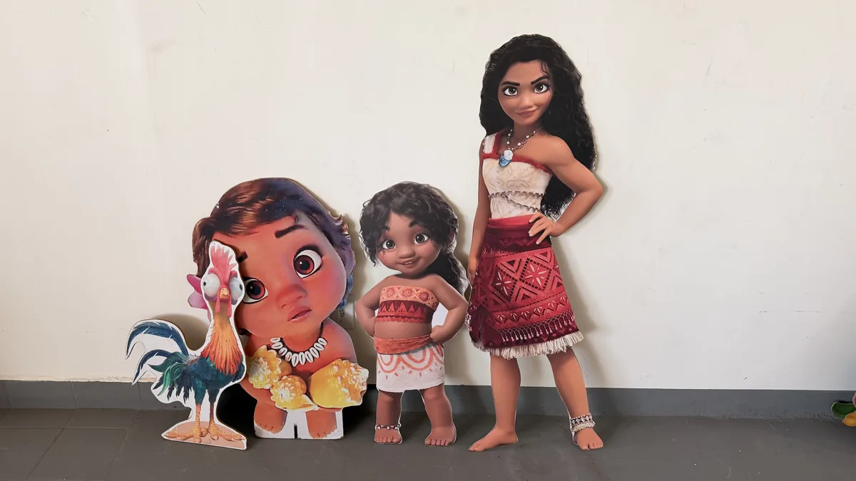 Personagens de aventura tropical em painel