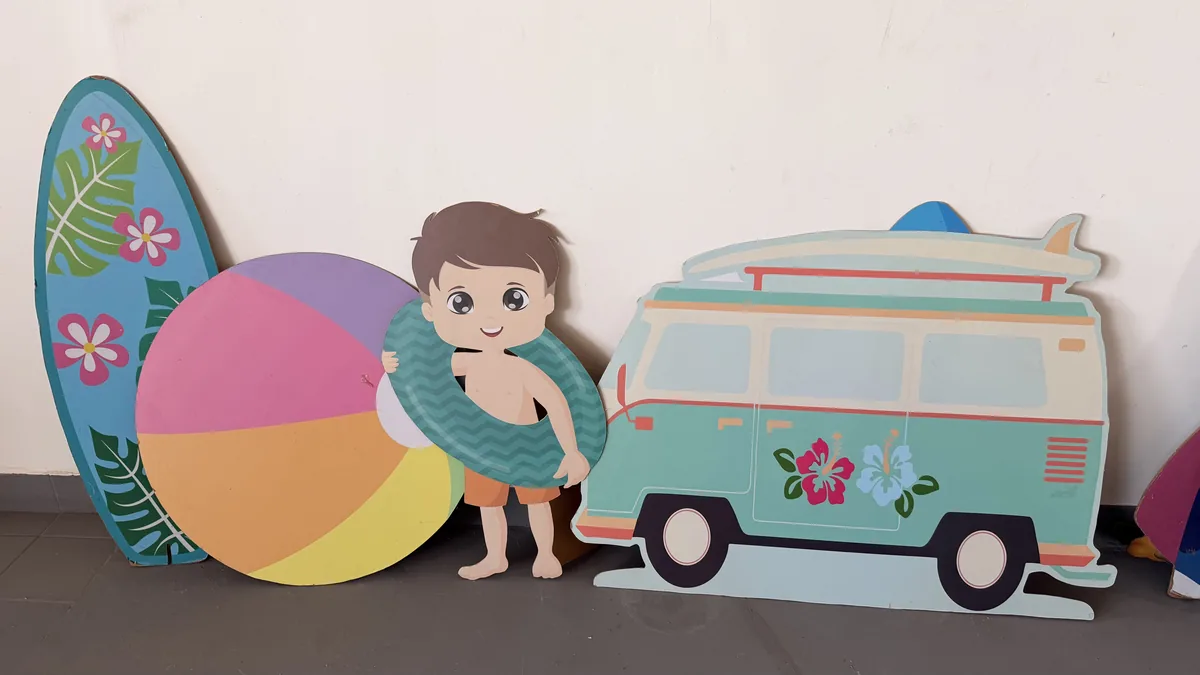 Cenário de praia com prancha e van